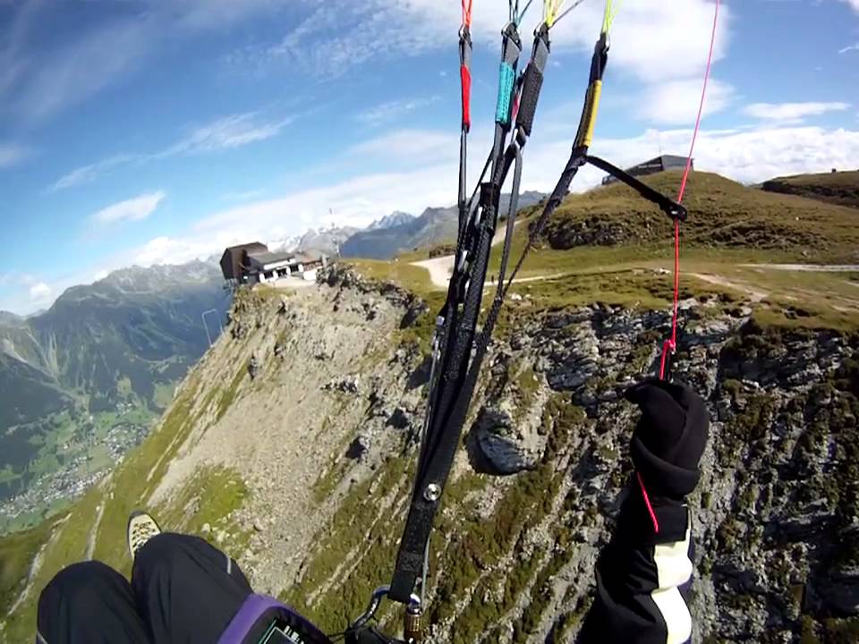 Gleitschirm Start und Toplandung auf der Gotschna, Klosters, Schweiz