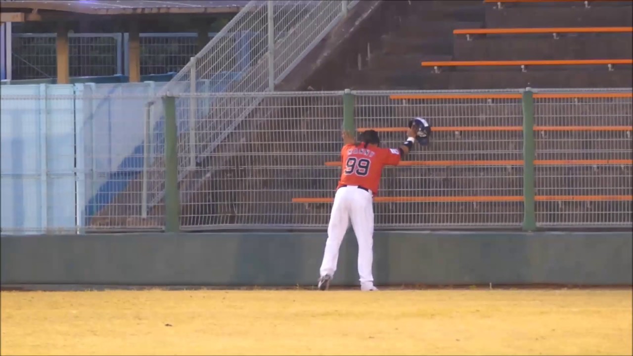 イニングの間に準備するマニー・ラミレス選手(Manny Ramirez 2017/05/10)