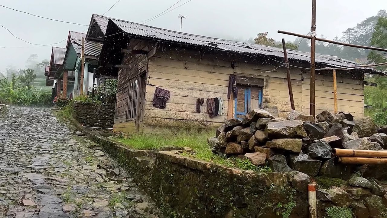 Дождь обрушился на горные деревни Индонезии || атмосфера холодная и освежающая