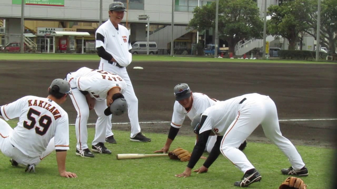 股関節が固すぎる山本と鬼コーチ井端