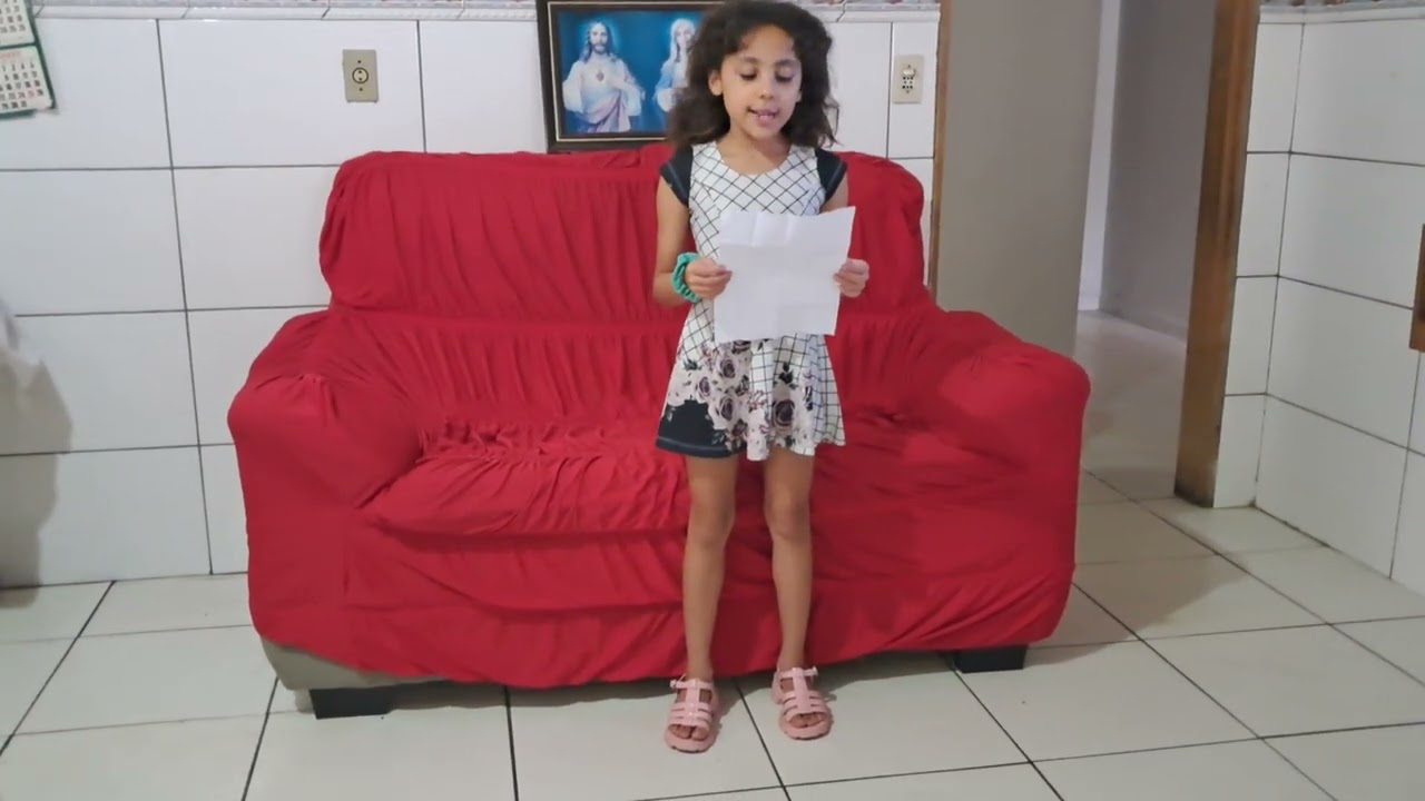 Anna cantando música católica  sempre  te darei  graças vem crianças comigo chama o papai e mamãe 