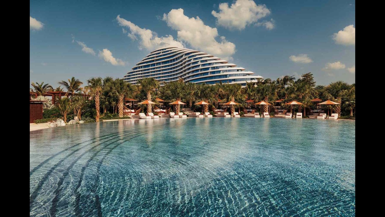 Dubai&rsquo;s Iconic Hotel | Jumeirah Beach Hotel Experience (Full Tour)