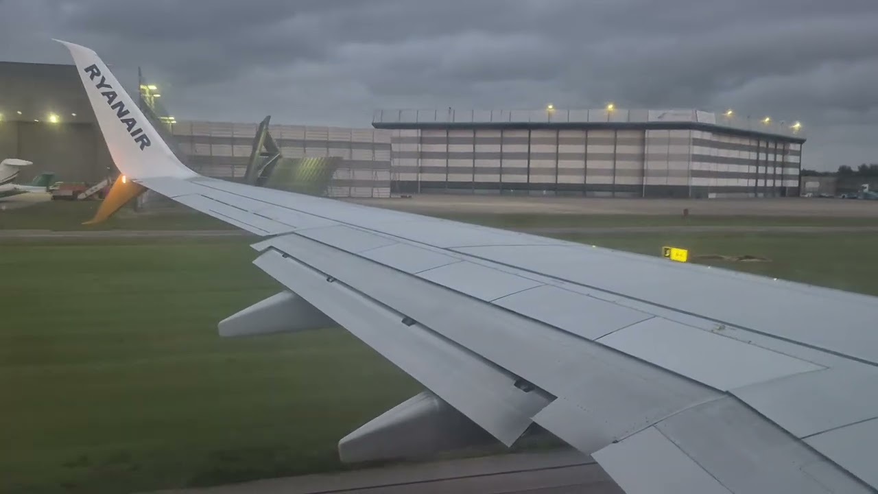 Взлет на закате из лондонского аэропорта Станстед на самолете Boeing 737-800 авиакомпании Ryanair.
