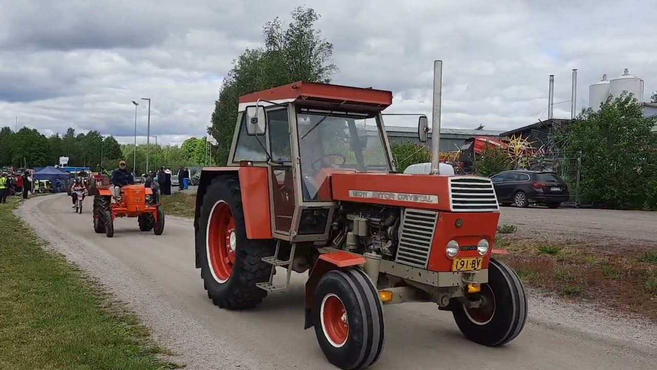Rauta ja Petrooli 7-8.6.2025 Hämeenlinna, Sunnuntain traktoriparaati.