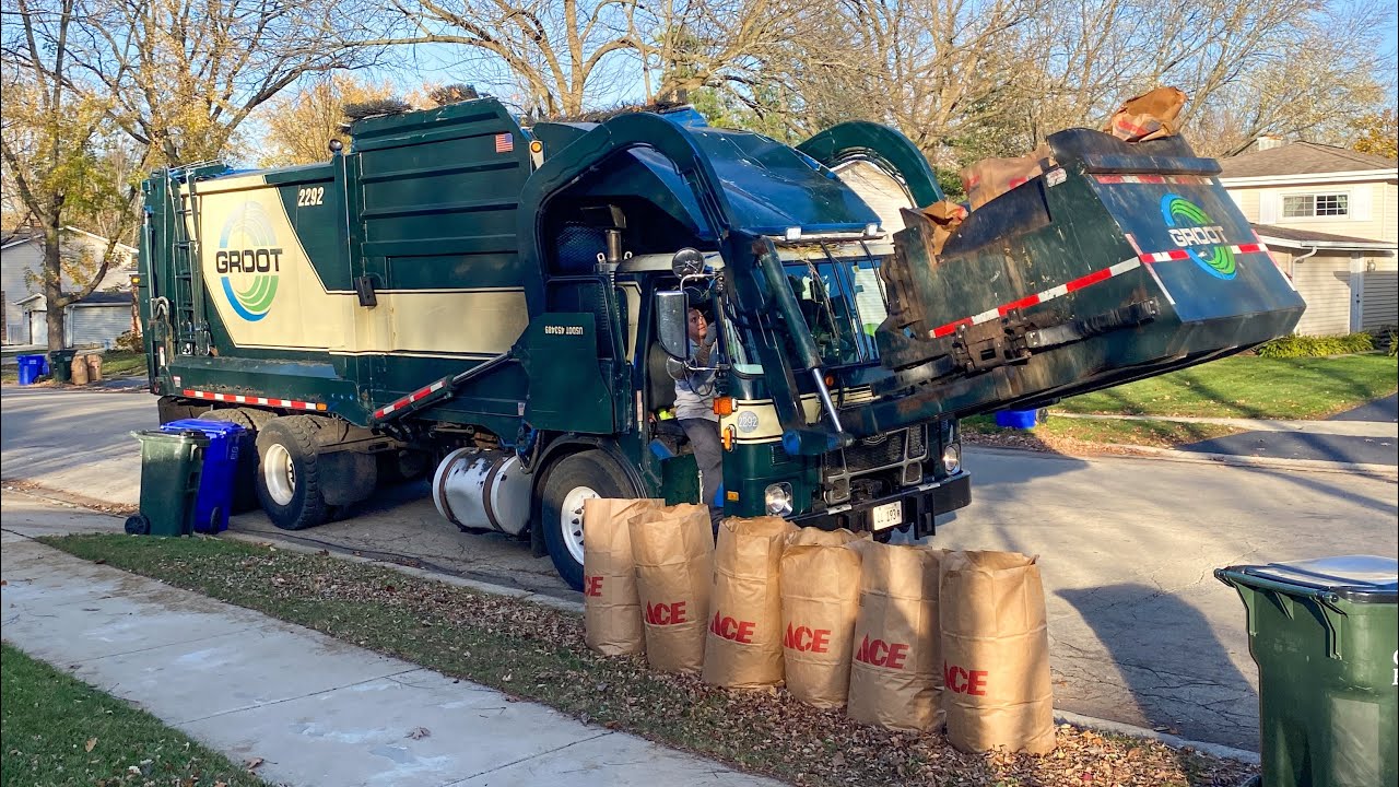 Groot Autocar Heil Curotto Garbage Truck Handling Big Yard Waste Setouts