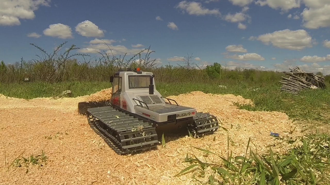 EXTREME RC 4X4 Kyosho Blizzard Pushing Wood Chips
