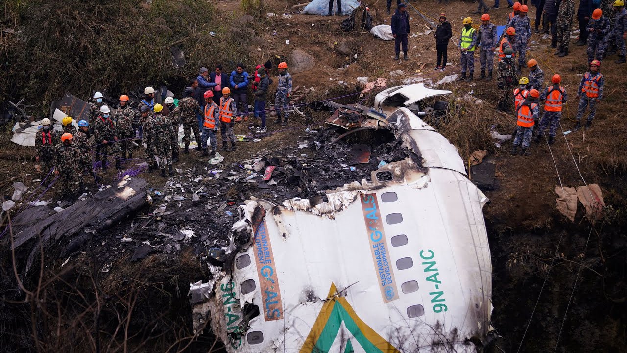 Ermittler erhoffen sich von Flugschreibern Hinweis auf Absturzursache in Nepal