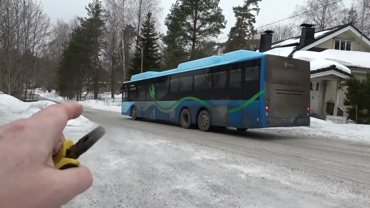 01180 SÄHKÖBUSSI RENKAAT LUKOSSA JA SIVULUISUSSA JÄISTÄMÄKEA ALAS