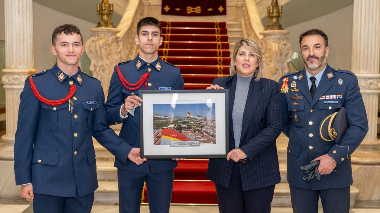 La alcaldesa de Cartagena recibe a los alumnos de la Academia General del Aire