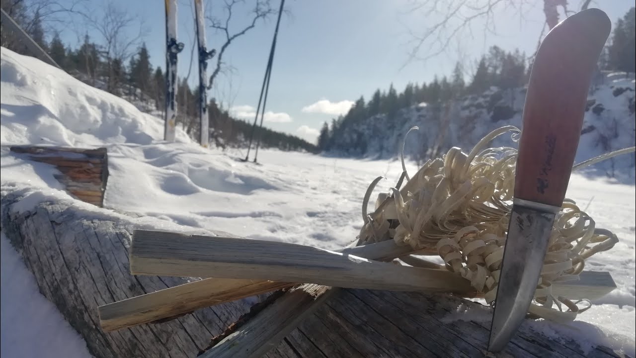 Skiing Pahtajarvi and a Roselli puukko.