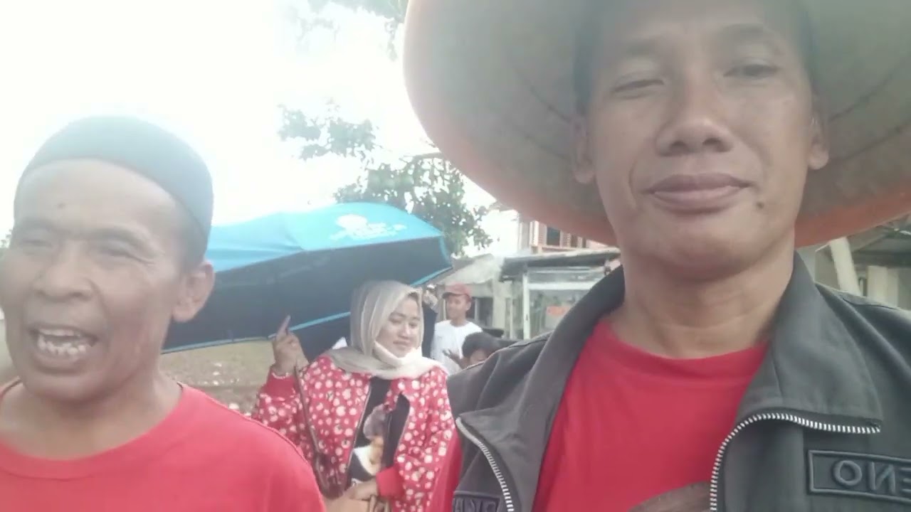 Wa Umar Ziarah ke makam Orang Tuanya