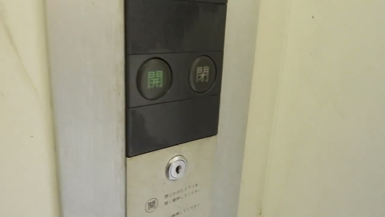 [乱暴な扉！]所沢市の古いエレベーター