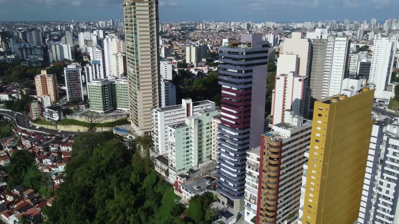 Sobrevoando com o Drone DJI Mini 2 a encosta do Corredor da Vitória, Salvador Bahia.