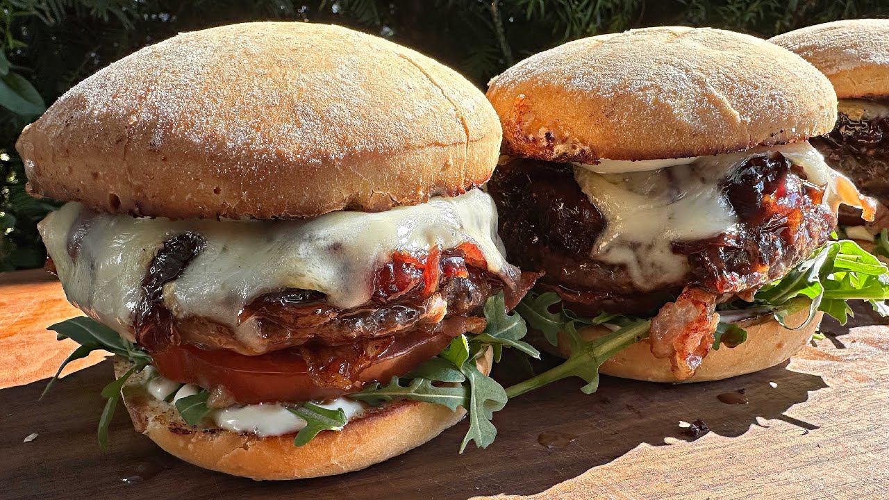Deluxe Bacon-Cheeseburger mit Taleggio und Balsamicozwiebeln