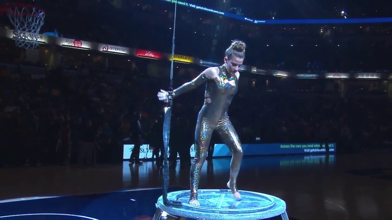 Sofie Dossi (Live @ Bankers Life Fieldhouse in Indianapolis) (18-10-2017)