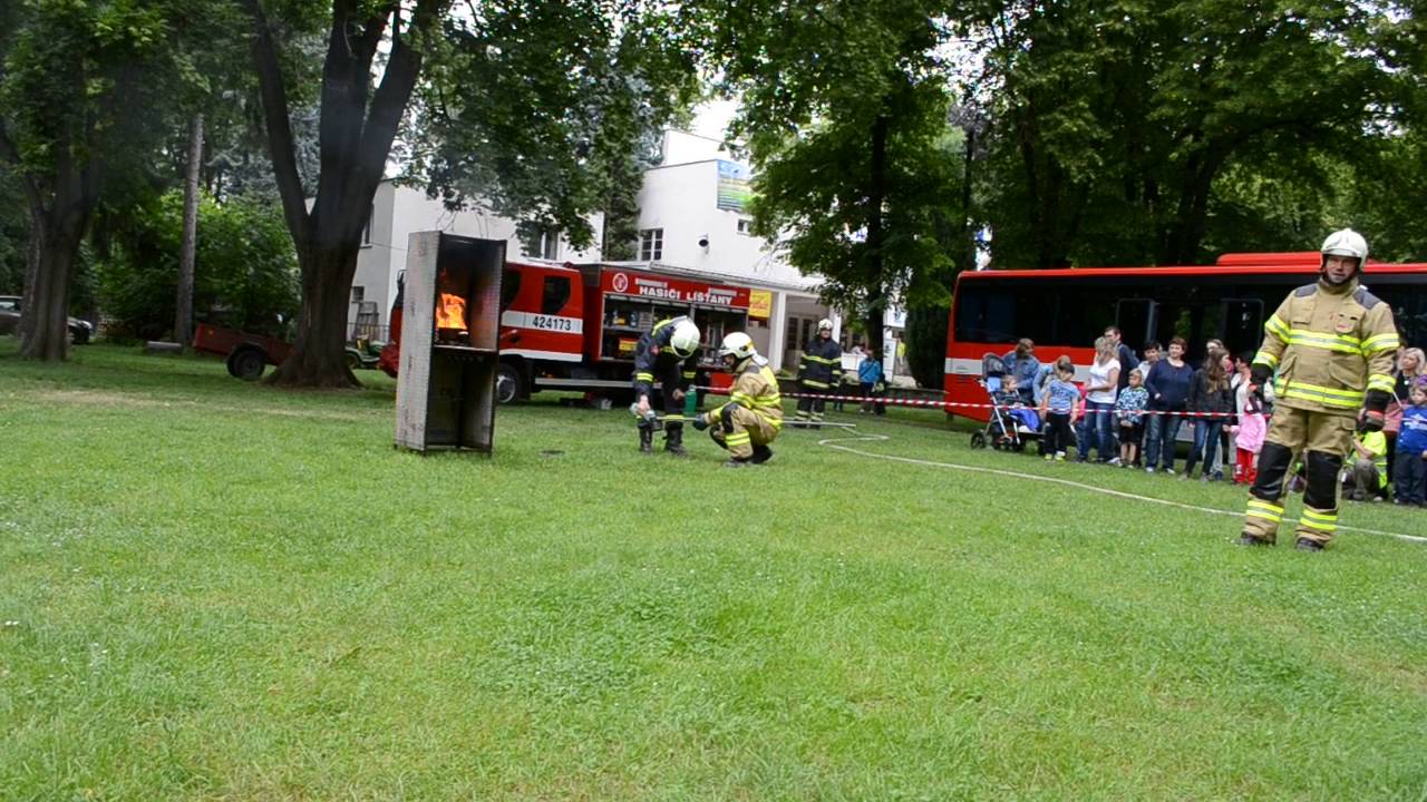 Požár rostliného oleje - ukázka správného hašení