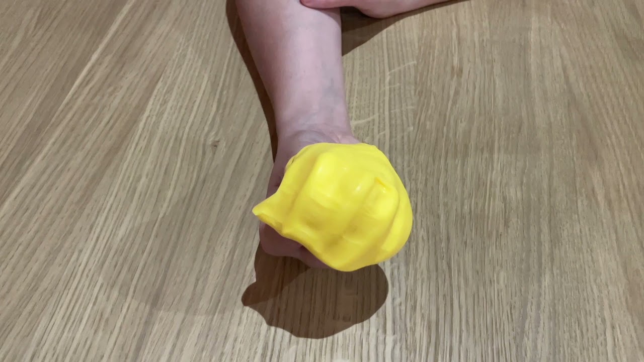 Rééducation de la main avec des pâtes de rééducation