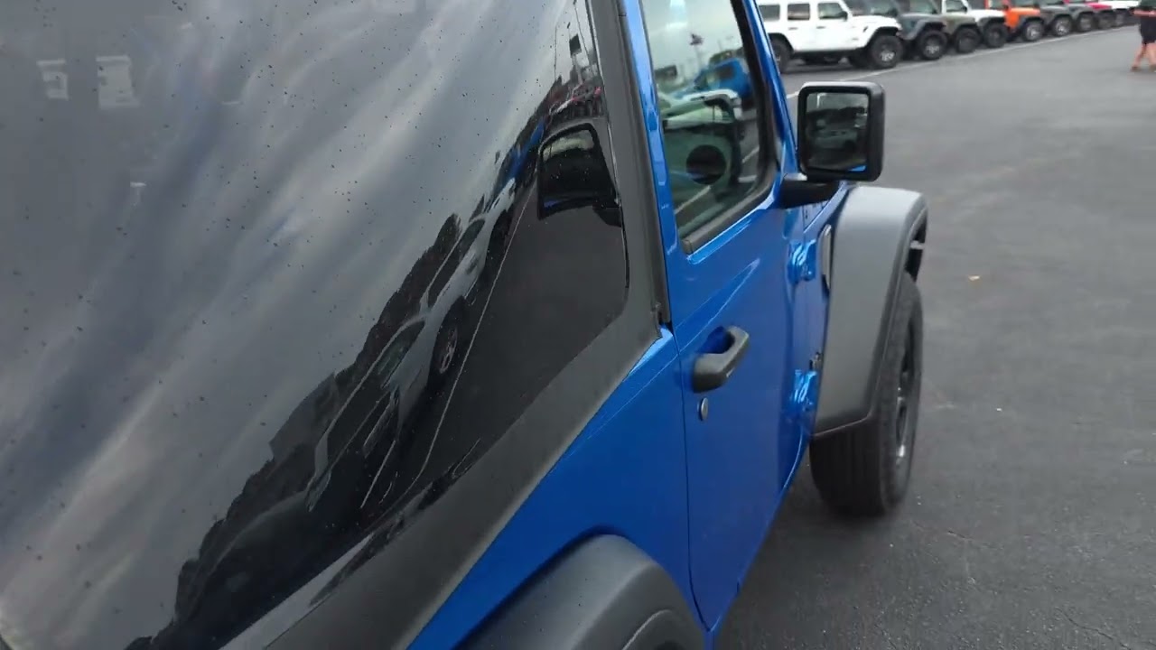 Снятие мягкого верха Jeep Wrangler Sport 2026 года одной рукой (пока держу телефон в руках, чтобы...