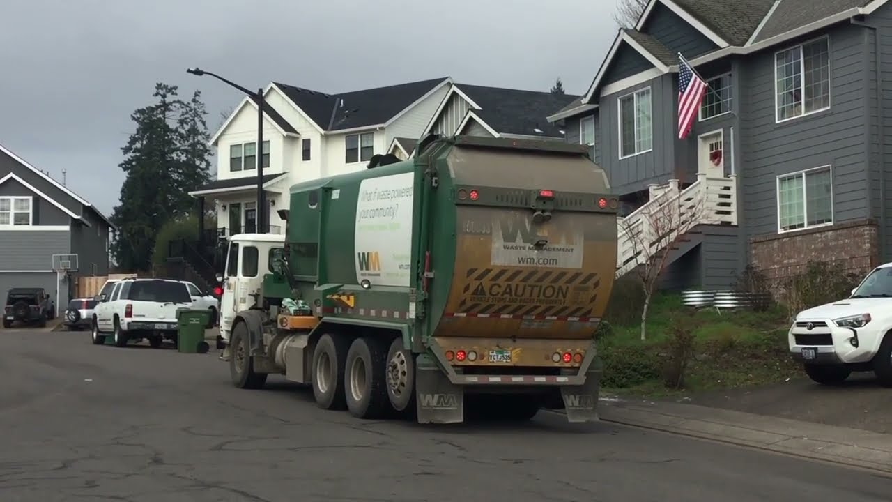 WM Newberg Oregon - Autocar Diesel Labrie Automizer On Trash!