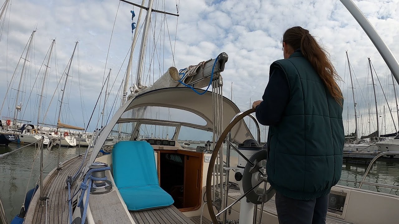 Leaving single handed the marina of Nieuwpoort (Belgium) with a Hallberg Rassy.