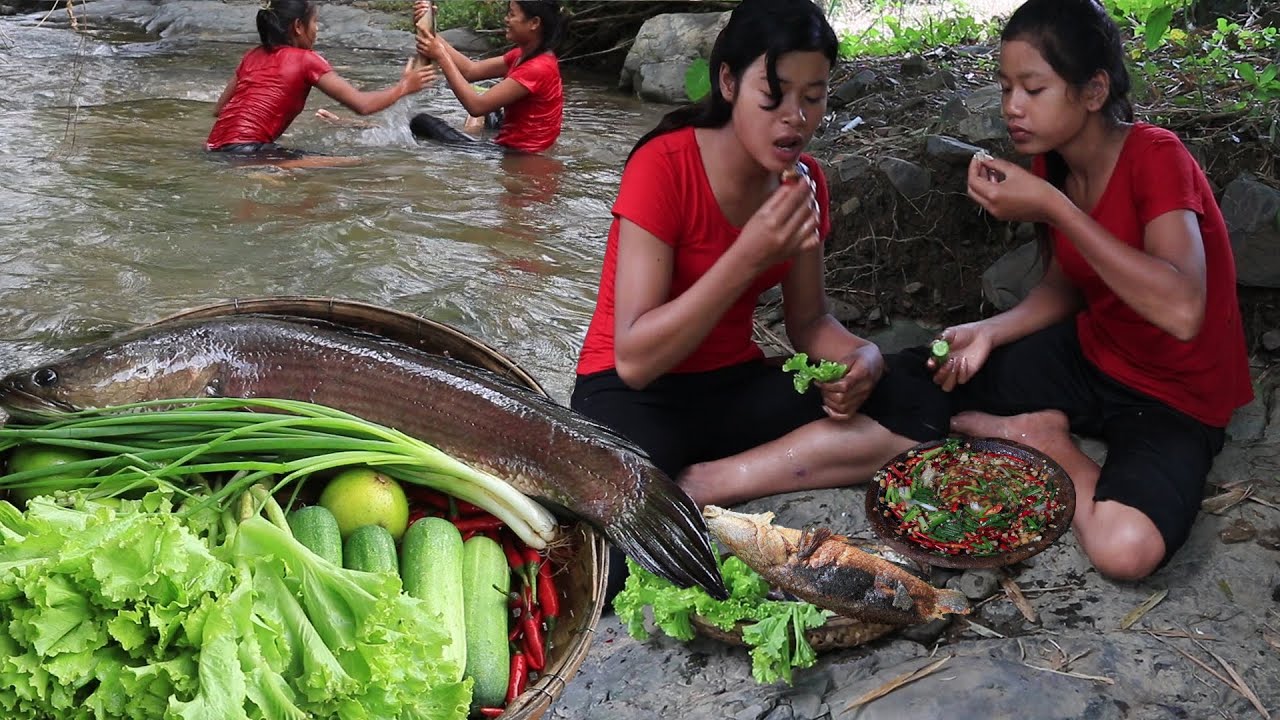 Survival skills: Catch and Cook Fish with Salad and Peppers sauce - My Natural Food Ep 82