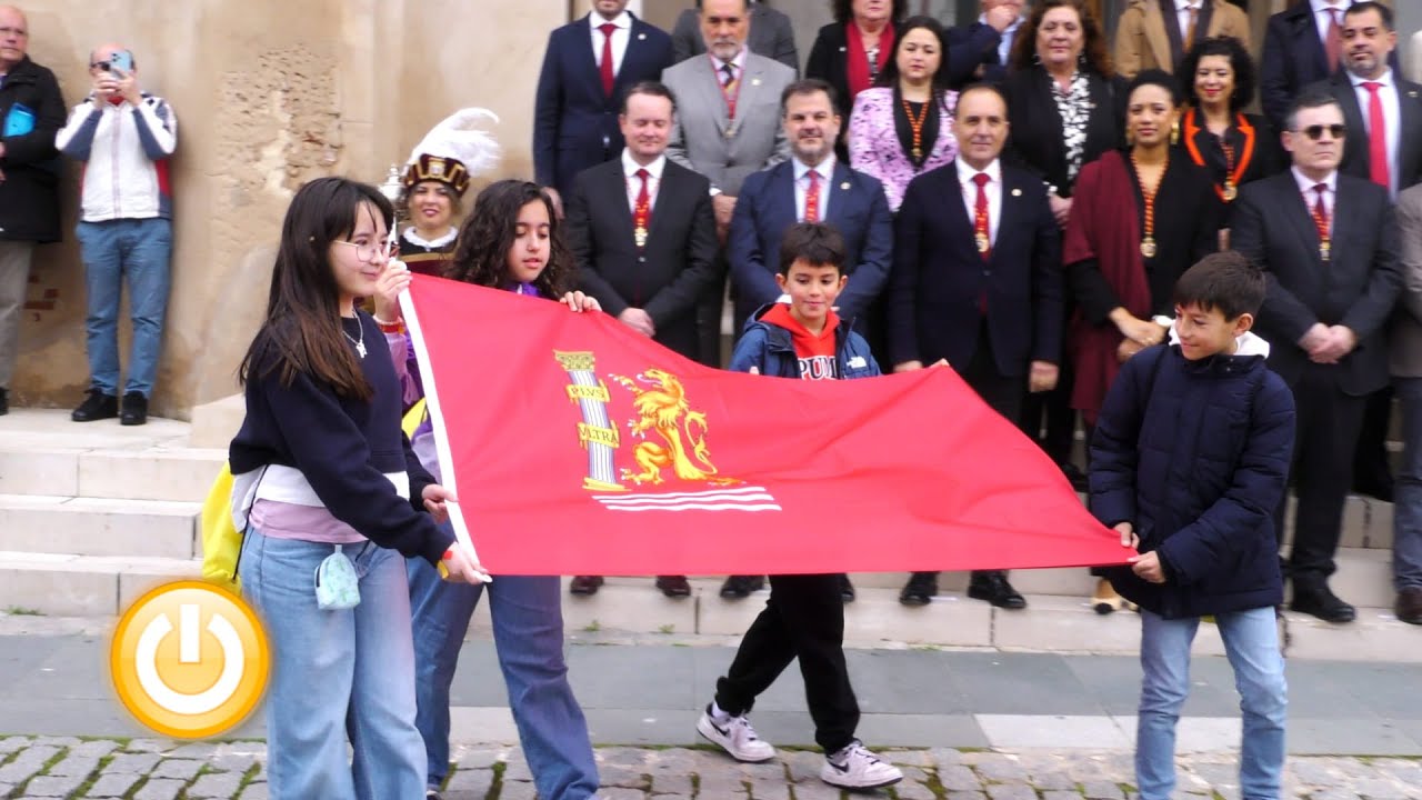 Badajoz celebra su día izando la bandera