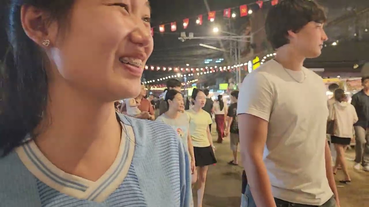 (ສີຫອມຍາມແລງ) ກິນເຂ້າແລ້ວພາກັນຍ່າງເລາະກິນລົມຊົມວົວຫລິ້ນ