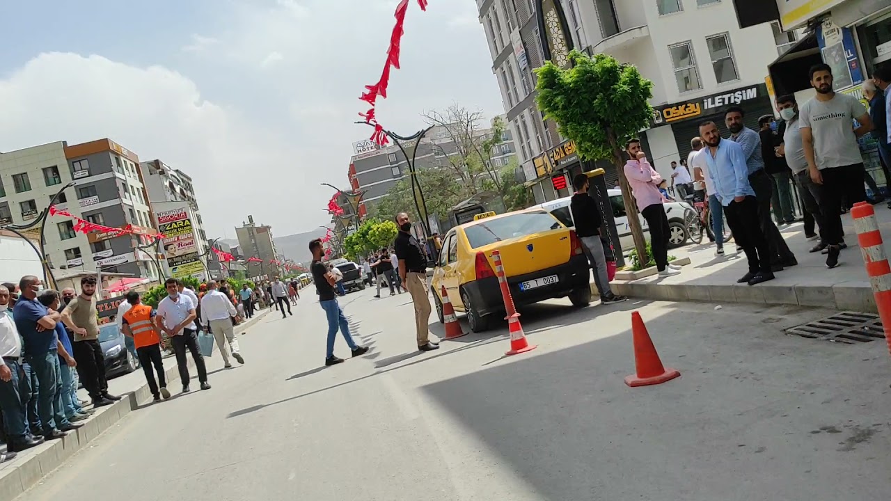 Van'ın en işlek caddesinde taşlı sopalı kavga