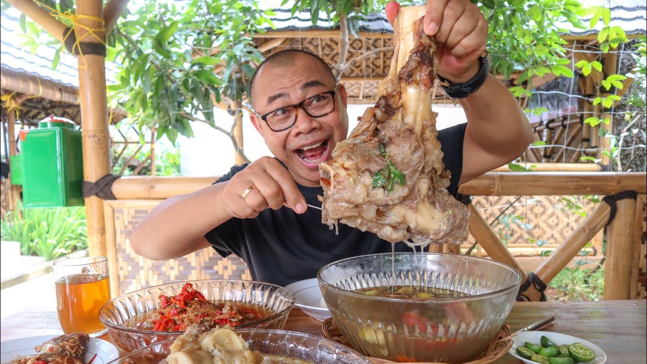 SAUNG MAKAN YANG MENUNYA BIKIN MELOTOT! SOP DENGKUL SUM-SUM DINASAURUS & SOTO SROGOT‼️