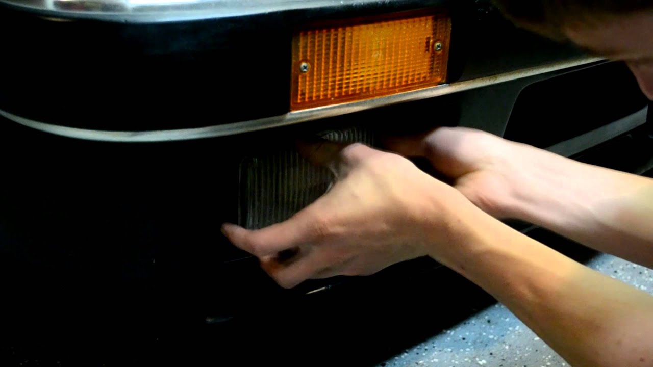 BMW E30 Headlamp and Fog Light Bulb Replacement