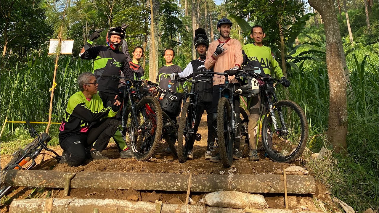 Pacet MTB bike park, Jawa Timur. Pedal alas dan heathcrew rider 🤟🏼
