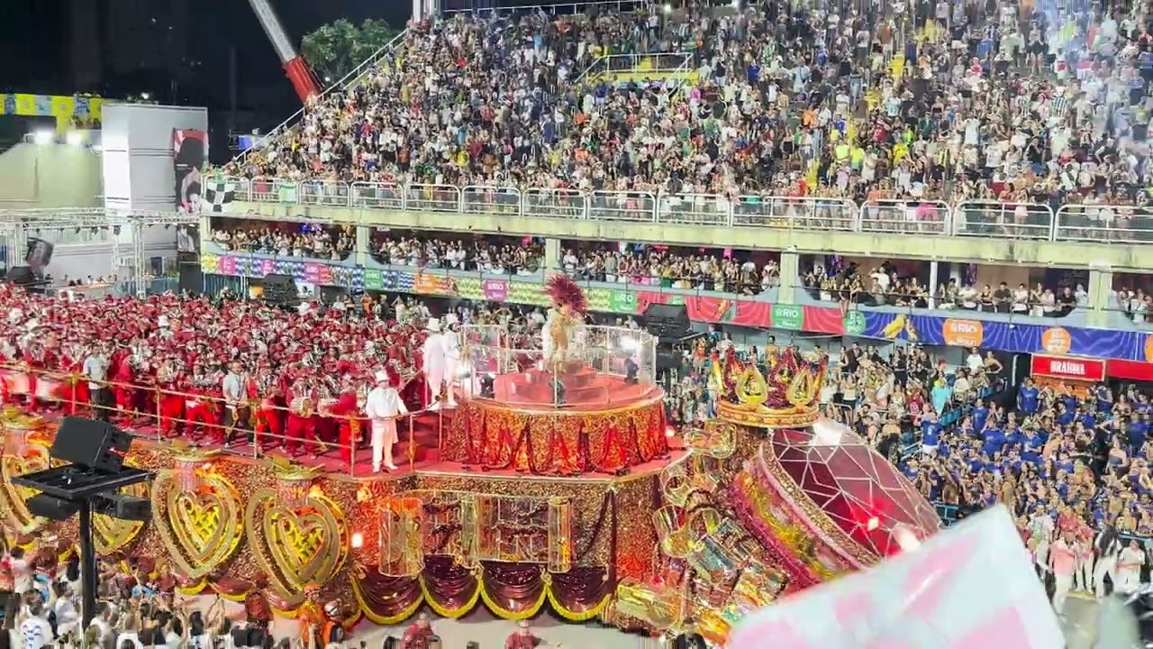 Bateria da Viradouro passado direto pelo recuo da bateria #carnaval #riodejaneiro 