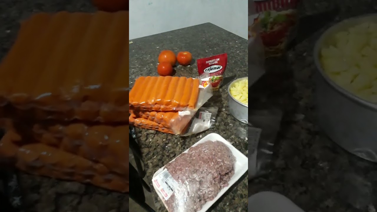 Preparando cachorro quente.  