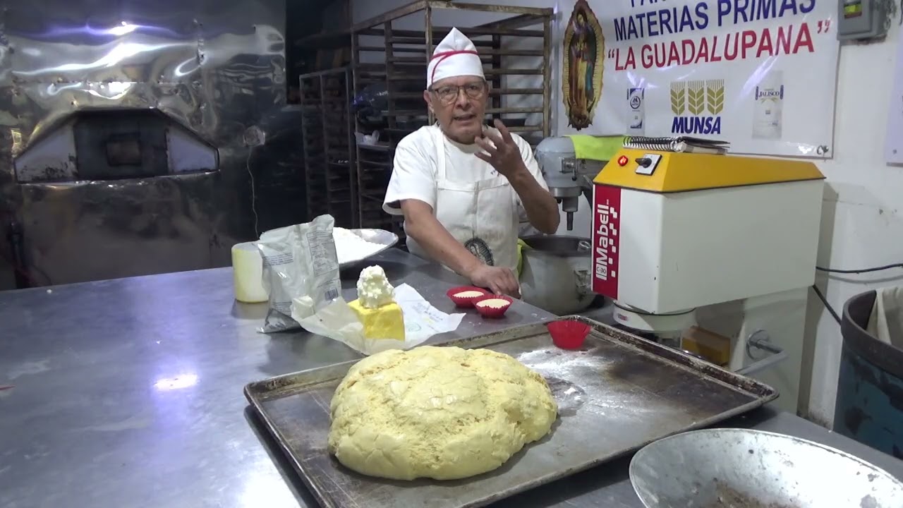 TRADICIONALES ROSCAS DE REYES CON CHISPAS DE CHOCOLATE