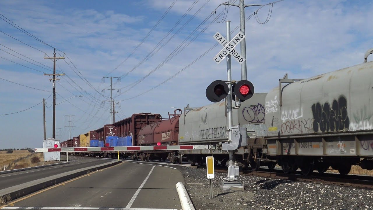 BNSF 4404 Manifest With H1 North, Franklin Blvd. Railroad Crossing, Elk Grove CA