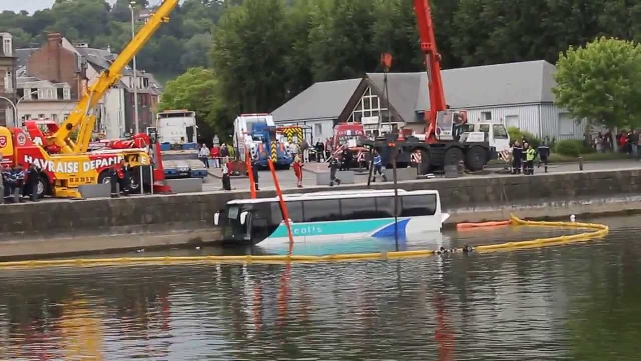 un bus keolis tombe dans le port de honfleur (14)