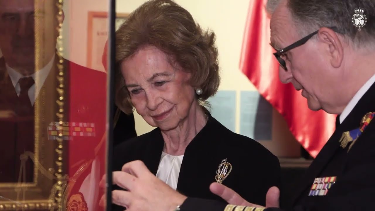 Doña Sofía visita la exposición “La bandera que vino de la mar. Los colores que nos identifican”