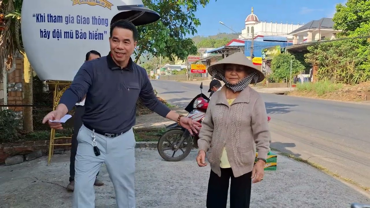 VD:26 - Ông Jony Dương tặng quà Tết cho những gđ khó khăn tại Tổ 5, phường 3, Bảo Lộc 