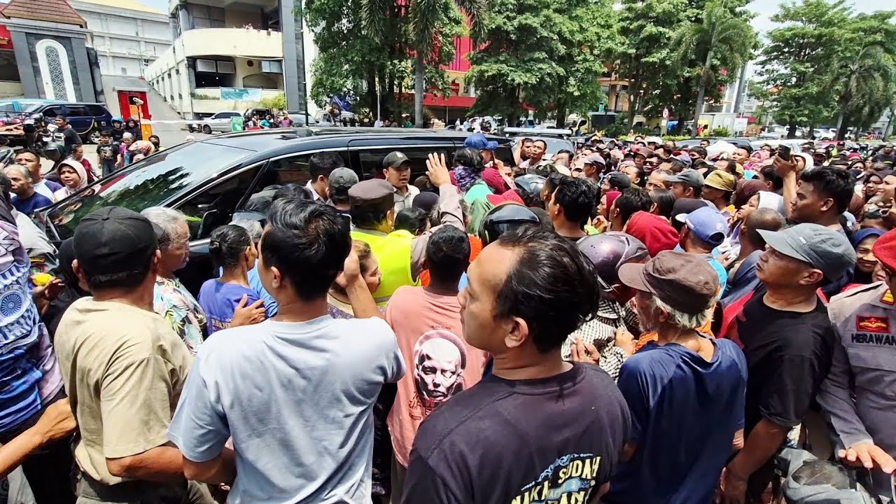 Antusiasme Warga Tak Terbendung, Pak Jokowi Bagi Sembako 