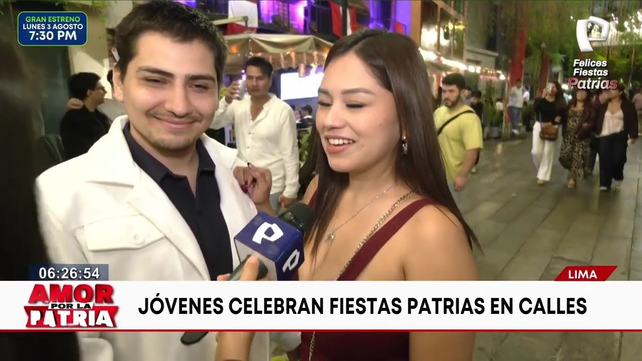 J&oacute;venes celebran Fiestas Patrias en las calles de Lima