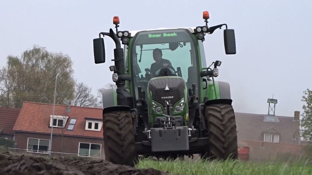 Fendt 516 with a 4 scarce plow | Loonwerker Arie van de Beek | Nijkerkerveen.