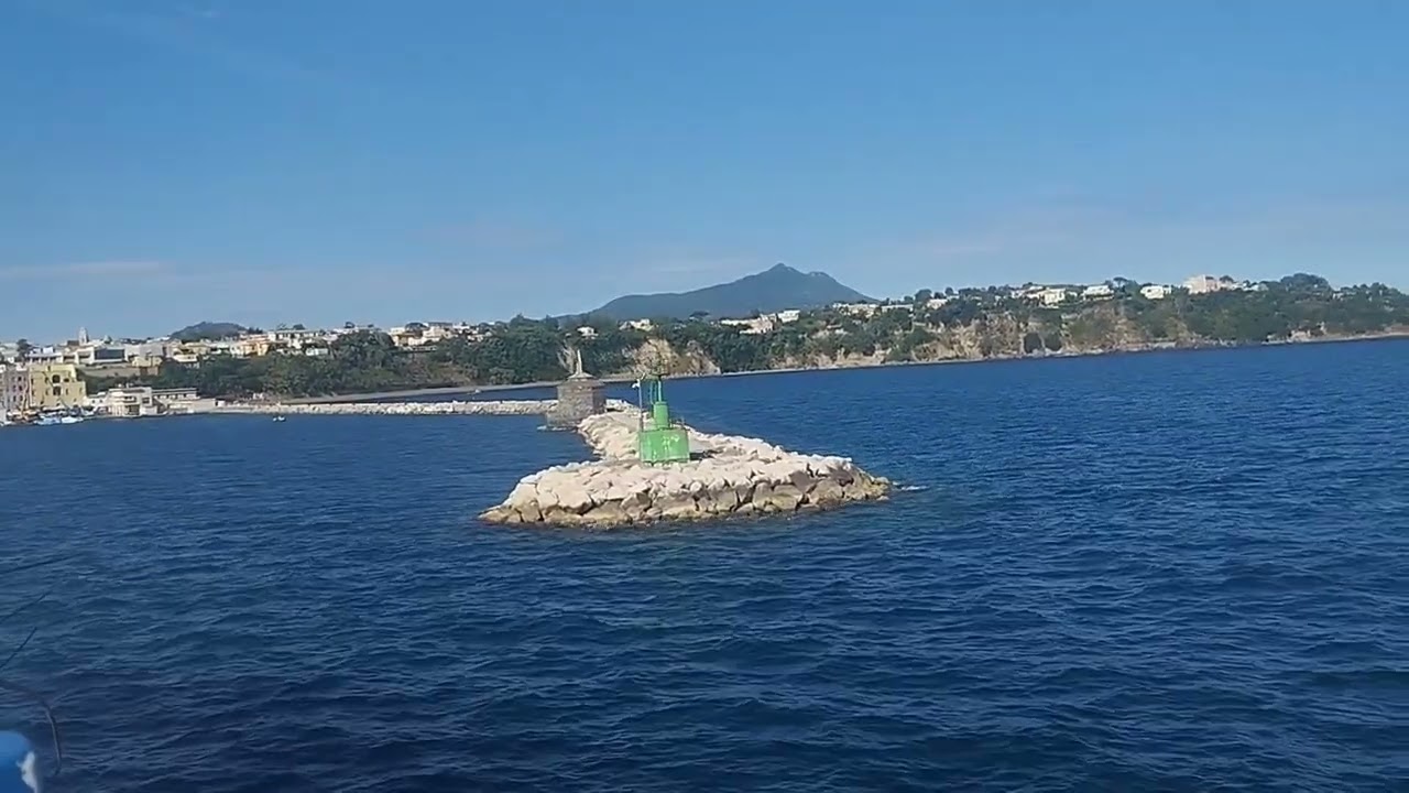 Traversata Ischia-Pozzuoli (con scalo a Procida) con l'Adeona (Caremar)
