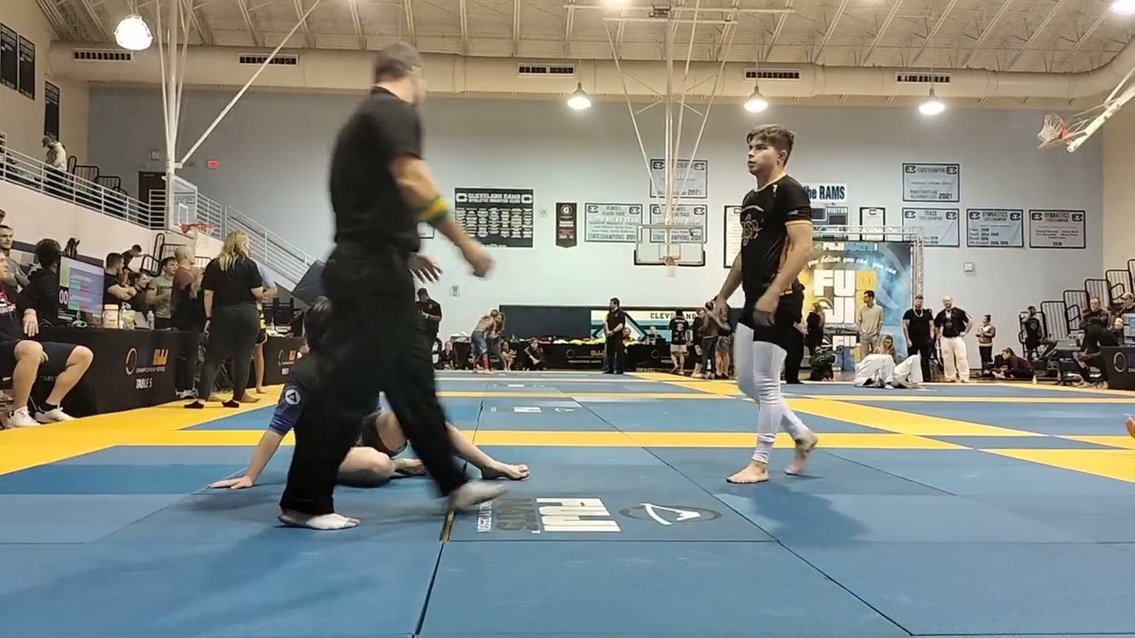 SNEAKY Mounted Triangle Choke by White Belt NoGi #FUJIBJJ #RAWMMA