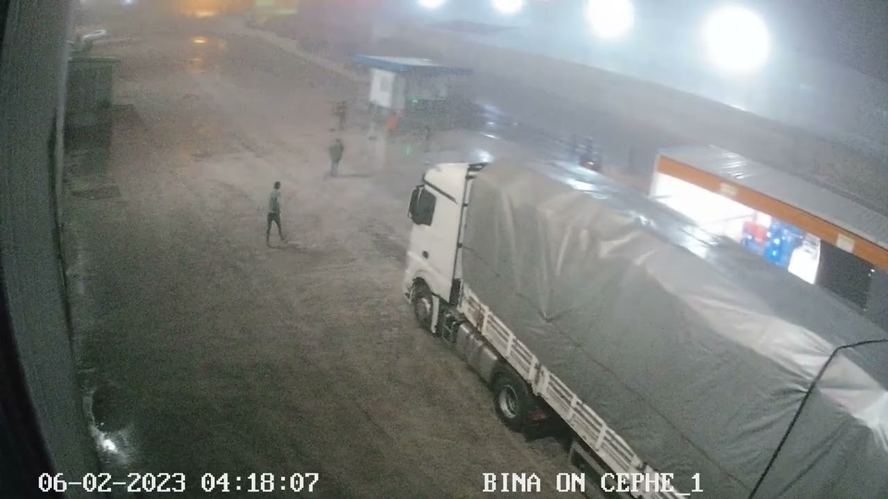 7.7 Büyüklüğünde Deprem anında Tonlarca ağırlıkta olan Tır beşik gibi sallanıyor canlı görüntü