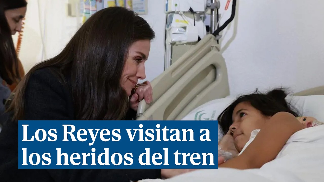 Vítores en la visita de los Reyes al Hospital Reina Sofía de Córdoba por el accidente de tren