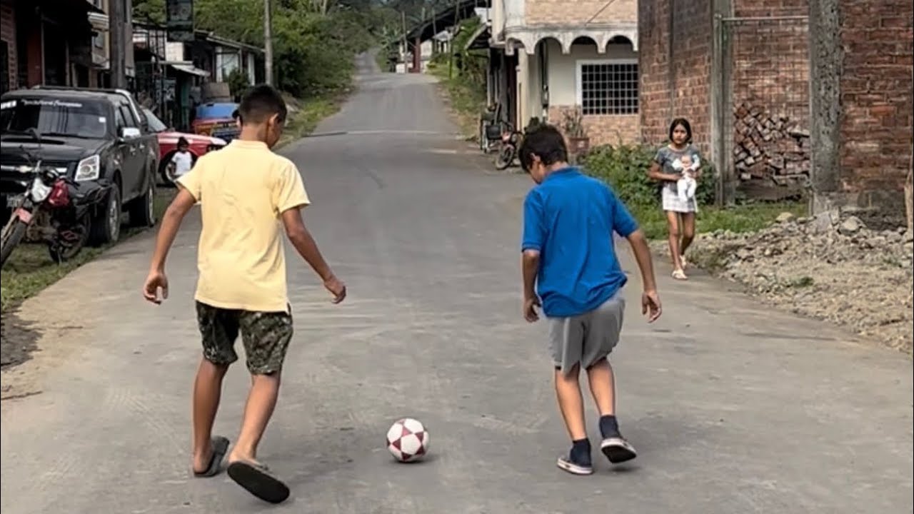Daniela va a jugar pelota con Pepito
