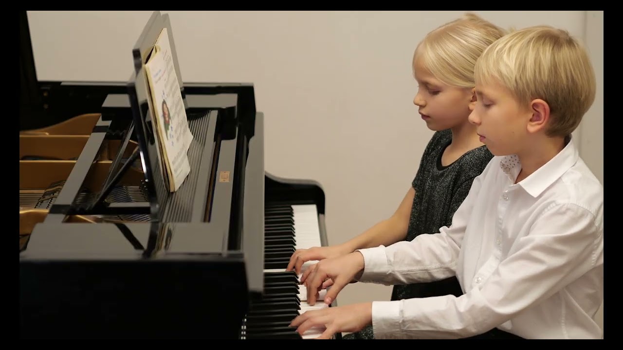 Xenia (7 lat) & Konstanty (9 lat) grają trzy polskie kolędy w aranżacji Janiny Garści.