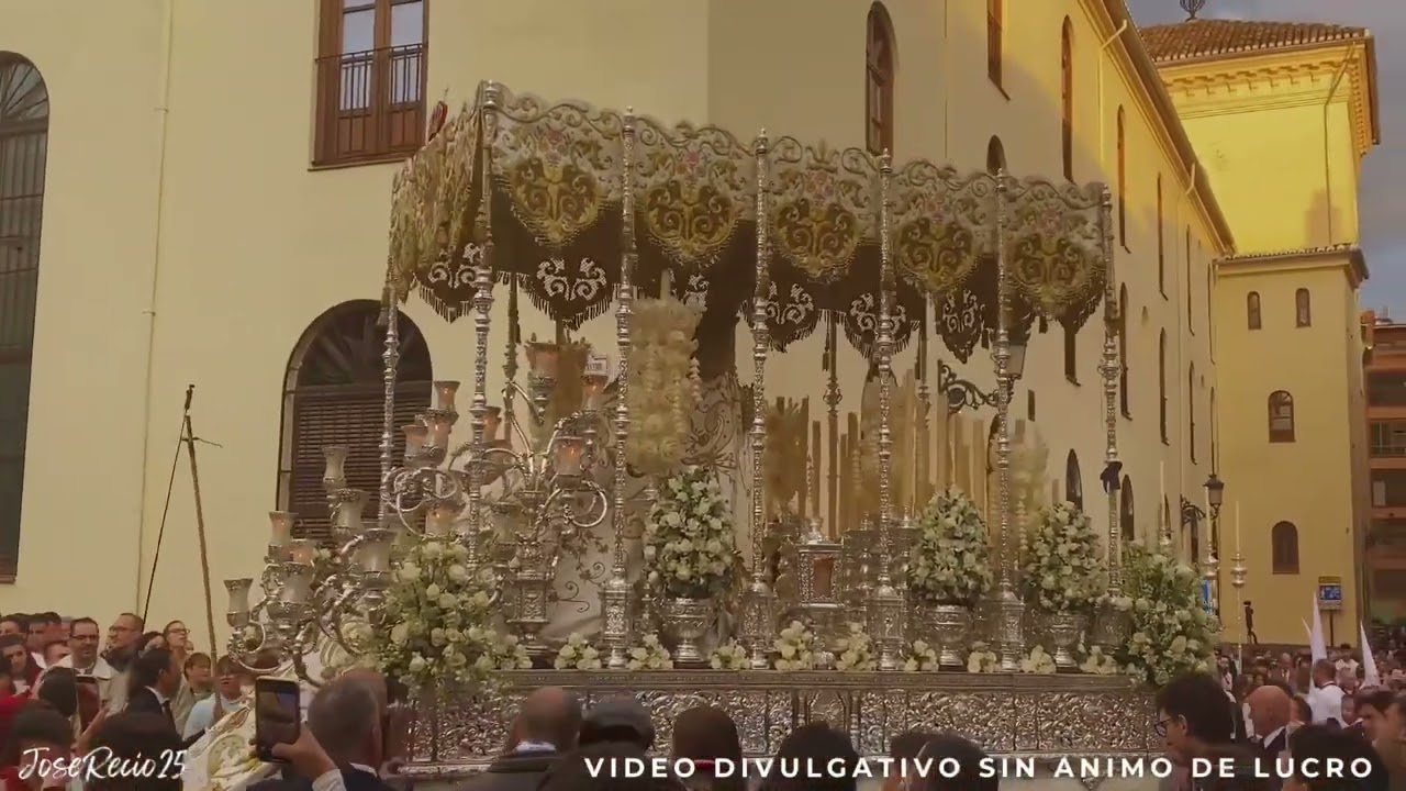 Semana Santa Granada 2025. María Santísima de la Aurora por la calle Padre Luis de Granada.