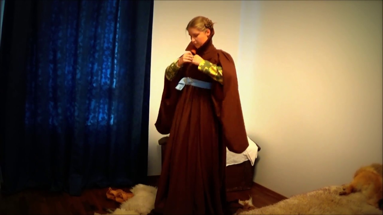 How to dress a 15th century houppelande