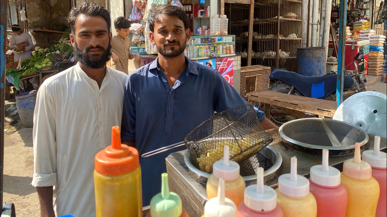 Young man selling French fries 🍟 | Street Food Karachi | Roadside Crispy French Fries 🍟